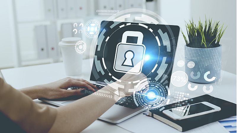 "Expertos en ciberseguridad ayudan" — Antonio Fernandes, experto en ciberseguridad, en RTVE