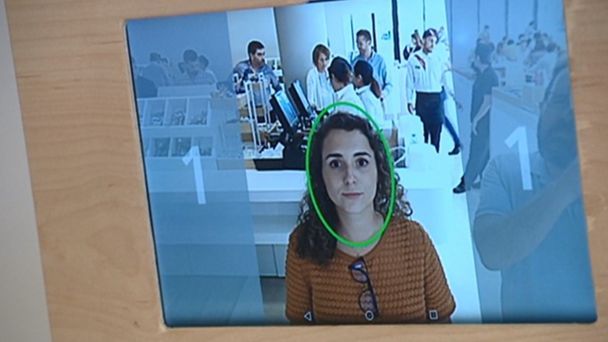 Reconocimiento facial en aeropuertos — Antonio Fernandes, experto en ciberseguridad, en Telecinco
